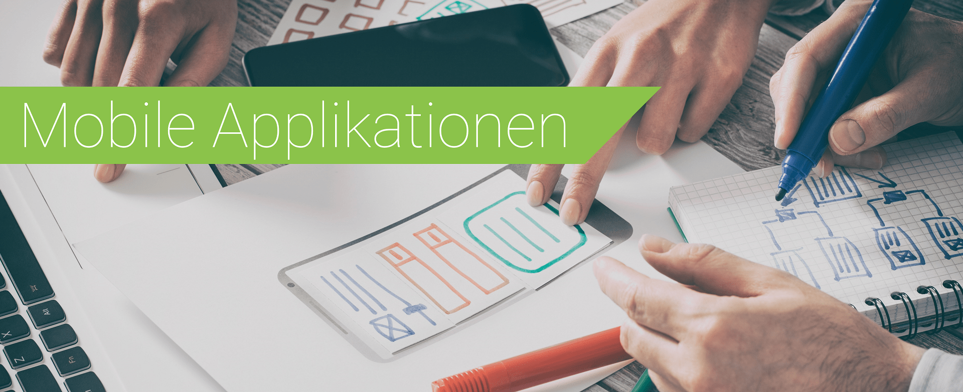Team zeichnet Entwürfe für mobile Applikationen